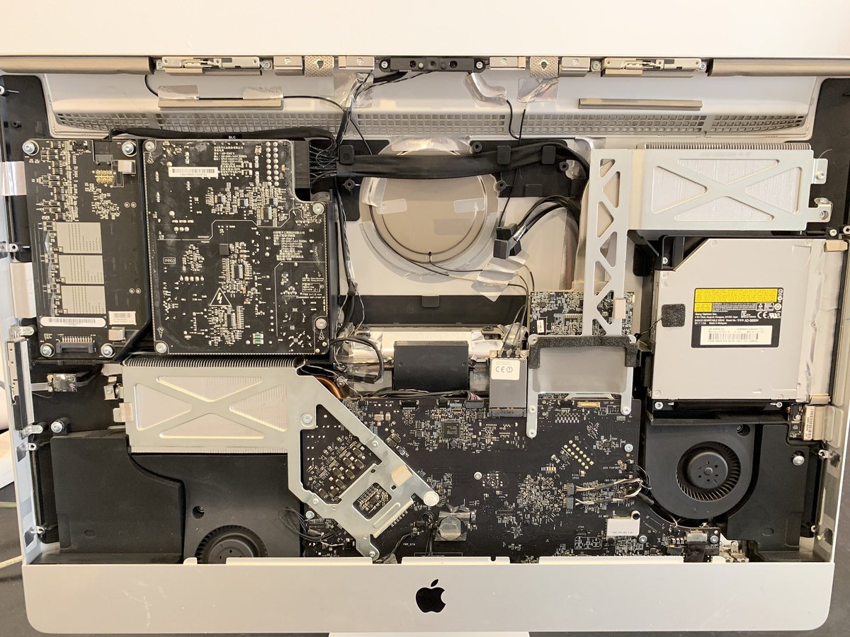 iMAFcz's tweet photo. #iMac 27” mid 2011 mám v oblibě právě proto, že umožňuje připojit až 3 interní SATA disky. Stači si jen koupit kabel. Škoda, že nejde vylepšit grafika, protože to je to jediné (a USB 2.0, ale to řeší Thunderbolt 1) co ho v dnes limituje nejvíce. #mac #apple #macupgrade https://t.co/IWkRDyAdDx