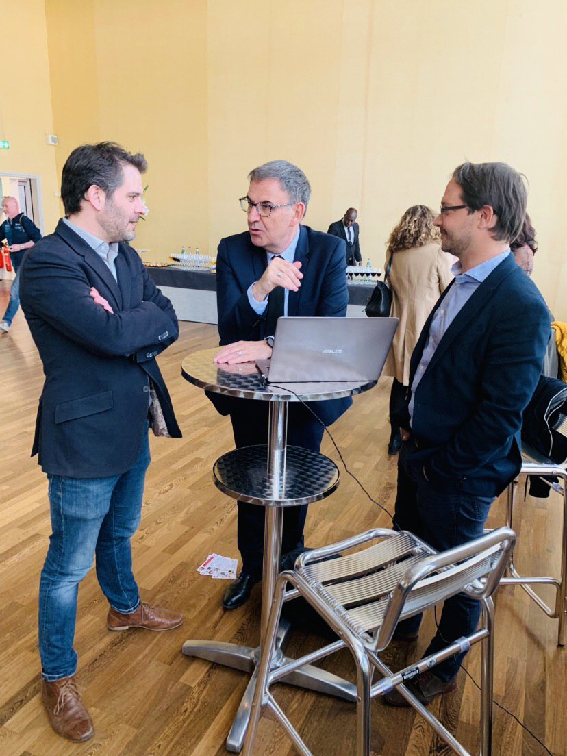 DavidKimelfeld's tweet photo. Le @grandlyon est fier d'avoir reçu le label @LeFrenchImpact des mains de @ItierCh. Bien plus qu'une distinction, c'est une chance pour notre territoire et l'occasion pour l'#ESS de changer d'échelle, de diffuser ses pratiques et ses valeurs dans l'économie toute entière ! https://t.co/KwEmtAU5OY