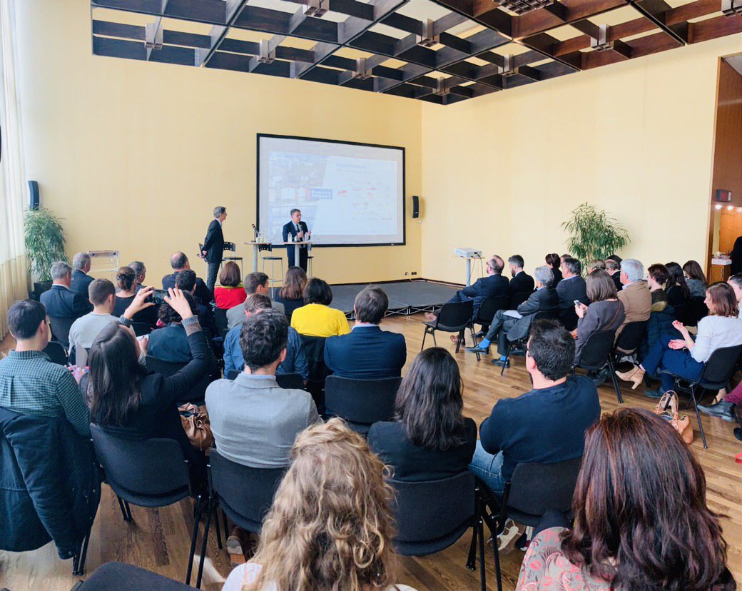 DavidKimelfeld's tweet photo. Le @grandlyon est fier d'avoir reçu le label @LeFrenchImpact des mains de @ItierCh. Bien plus qu'une distinction, c'est une chance pour notre territoire et l'occasion pour l'#ESS de changer d'échelle, de diffuser ses pratiques et ses valeurs dans l'économie toute entière ! https://t.co/KwEmtAU5OY