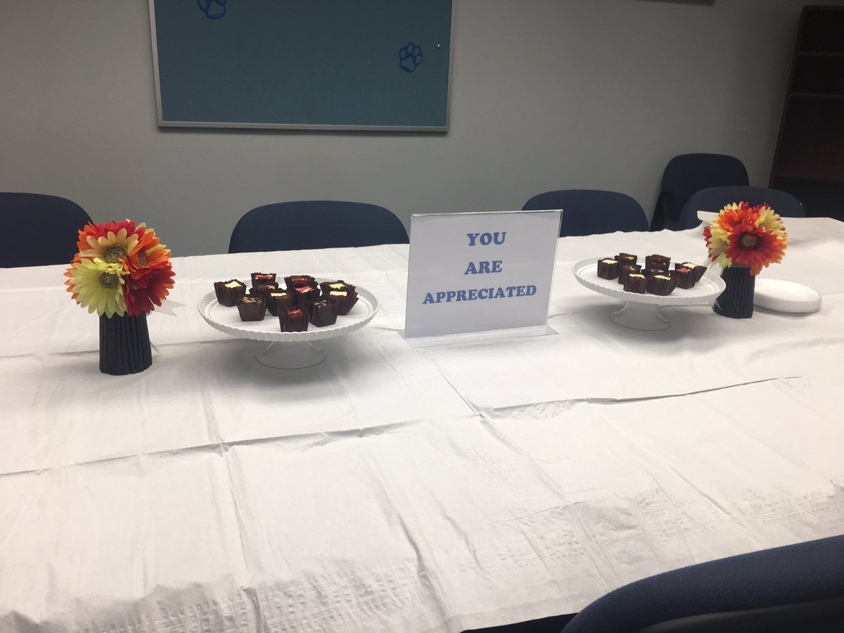 Jessiusf's tweet photo. Look at this kind and thoughtful lunch (food not pictured 😂) that @TEWMSPrincipal prepares for her teacher teams. #itsthelittlethings #PascoProud #WildcatsMakingaDifference https://t.co/tWU3Z6Ua5F