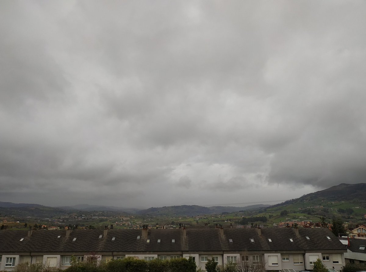 OviMeteo's tweet photo. Tan solo una hora de diferencia entre estas dos fotografías. El frente ya está con nosotros ☁️🌧️. @eltiempotpa @ElTiempo_tve @AEMET_Asturias @aquilatierratve @ElTiempoes @tiempobrasero @Estacionla6 https://t.co/jRV5aKMeAN