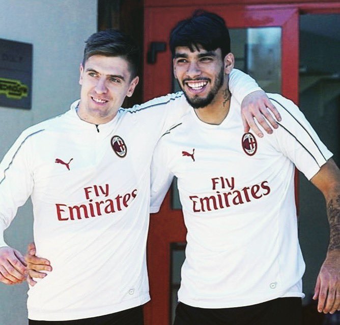 EmpireMilan's tweet photo. Name a more iconic duo. 🇮🇩🇧🇷 🔴⚫️ 
#paqueta #piatek #milan #milano #forzamilan https://t.co/DWOdoYLZVl