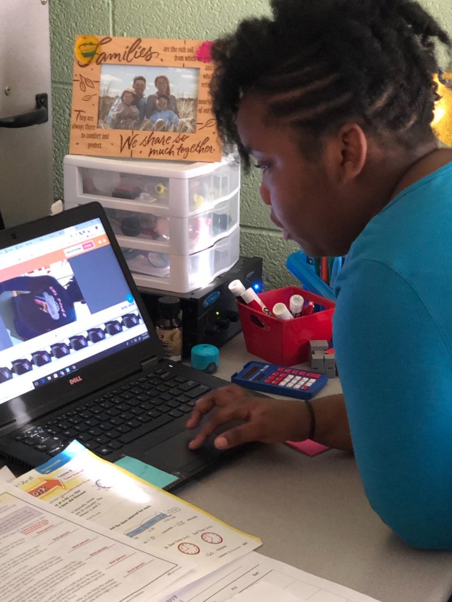 MsTran_bcsd's tweet photo. @nice_carrie has her 3rd grade leader teaching her peers about @Screencastify #SSEleads @BCSDTechTeam @SCTechJess #bcsdinnovates https://t.co/p1jHipGfyW
