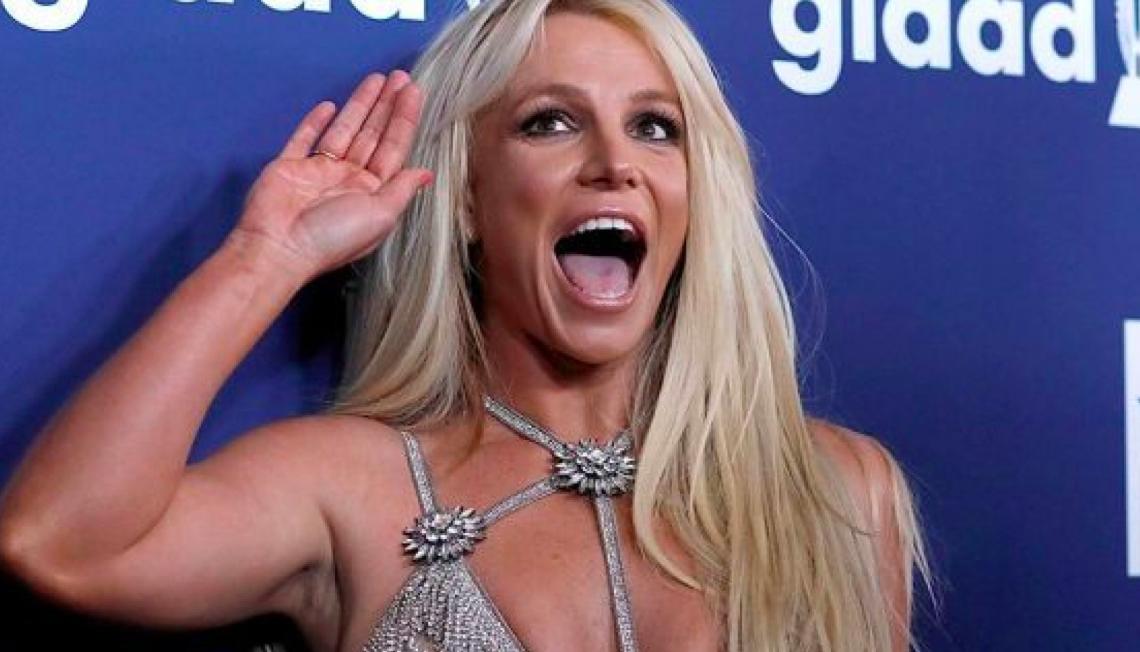 escandalamx's tweet photo. ¡Agárrense porque se viene el musical de Britney Spears! ¡Qué escándala! Hijas, ¿será que se vaya a rapar, será que salga mi Justin? ¡Qué nervias! 🙊 #QuéPerraMiAmika #Ellaaaaa >> https://t.co/qvVgQmypnu https://t.co/MRLEFFU5R4