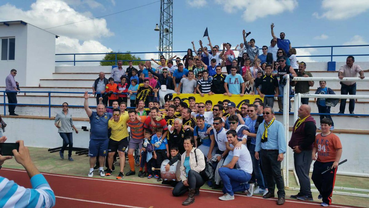 VILLAFRANCOCF's tweet photo. ¿Te acuerdas?

Cientos de personas fueron a apoyarnos en un partido clave

El domingo jugamos en Bellavista y os necesitamos afición

¡Bus gratis! Salida a las 10 desde el Rafael Beca

Las entradas 5€ hombres y 3€ mujeres

Apúntate en 654824711 (Piche) o 627316106 (Luis) https://t.co/WVrU7TDYcC