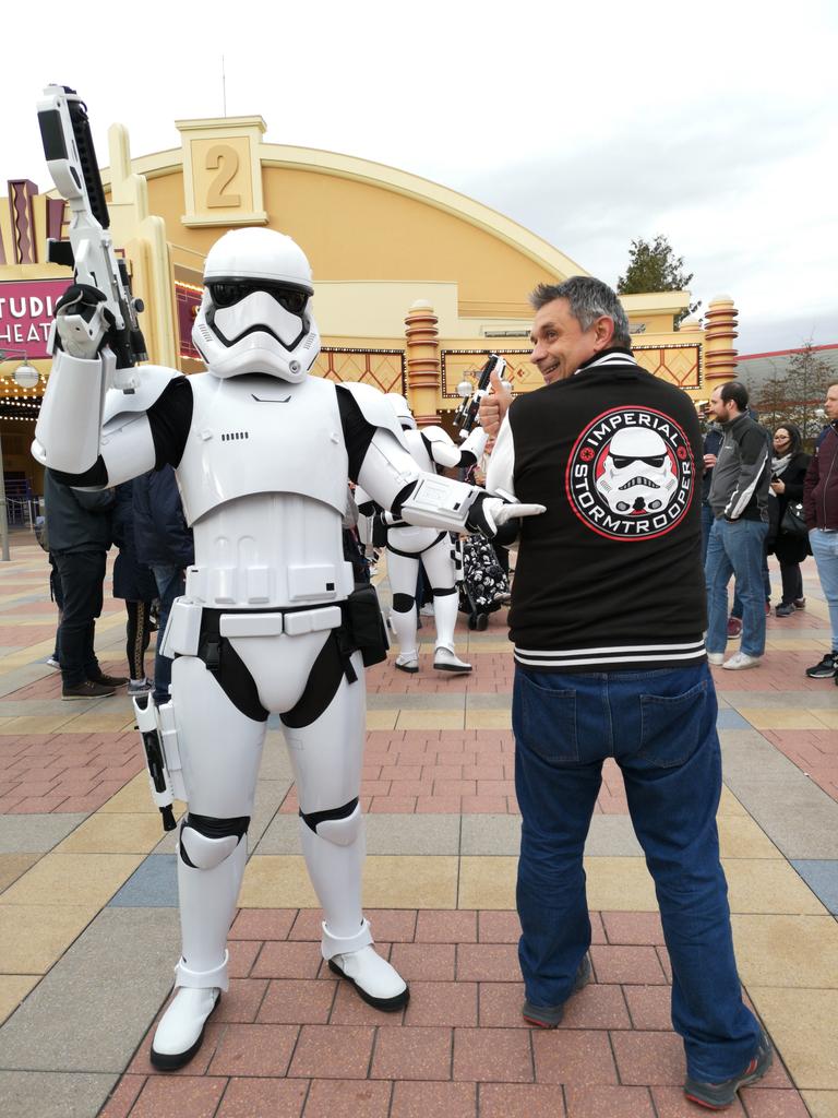 CarlierJeanphi's tweet photo. On finit les #mystarwarsmoment avec les frères d'armes stormtroopers à @DisneylandParis #stormtroopers encore une journée au top https://t.co/HJ8h3gxiEO