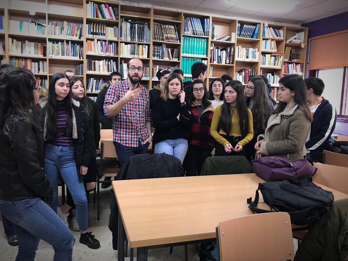 bitacorabeagle's tweet photo. Hoy he estado con los alumnos de 2° de bachille del IES Arcebispo Xelmirez II hablando de #PrevenirElNarcisismo Ha sido una gran experiencia.Gracias a su profe Marita por invitar y @lavozdegalicia por la cobertura 😀 #xelmirez #santiagodecompostela @plataformaedit @BastosLitAg https://t.co/0rKEGhXtLe