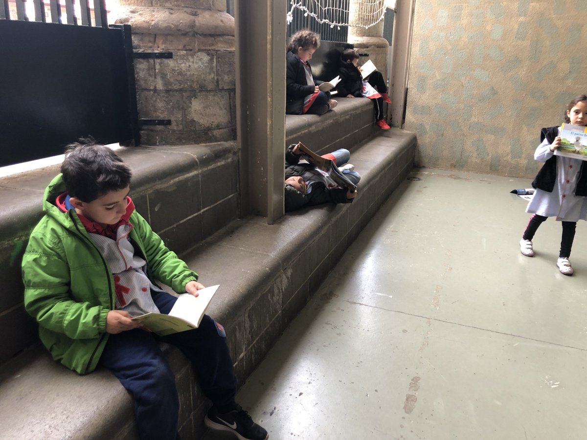 SalesiansRoc's tweet photo. #ROCEP1 avui llegeix al pati un espai més obert on poder trobar un racó per continuar gaudint de la lectura. #salesiansroc1819 https://t.co/kfpGwn8xlA