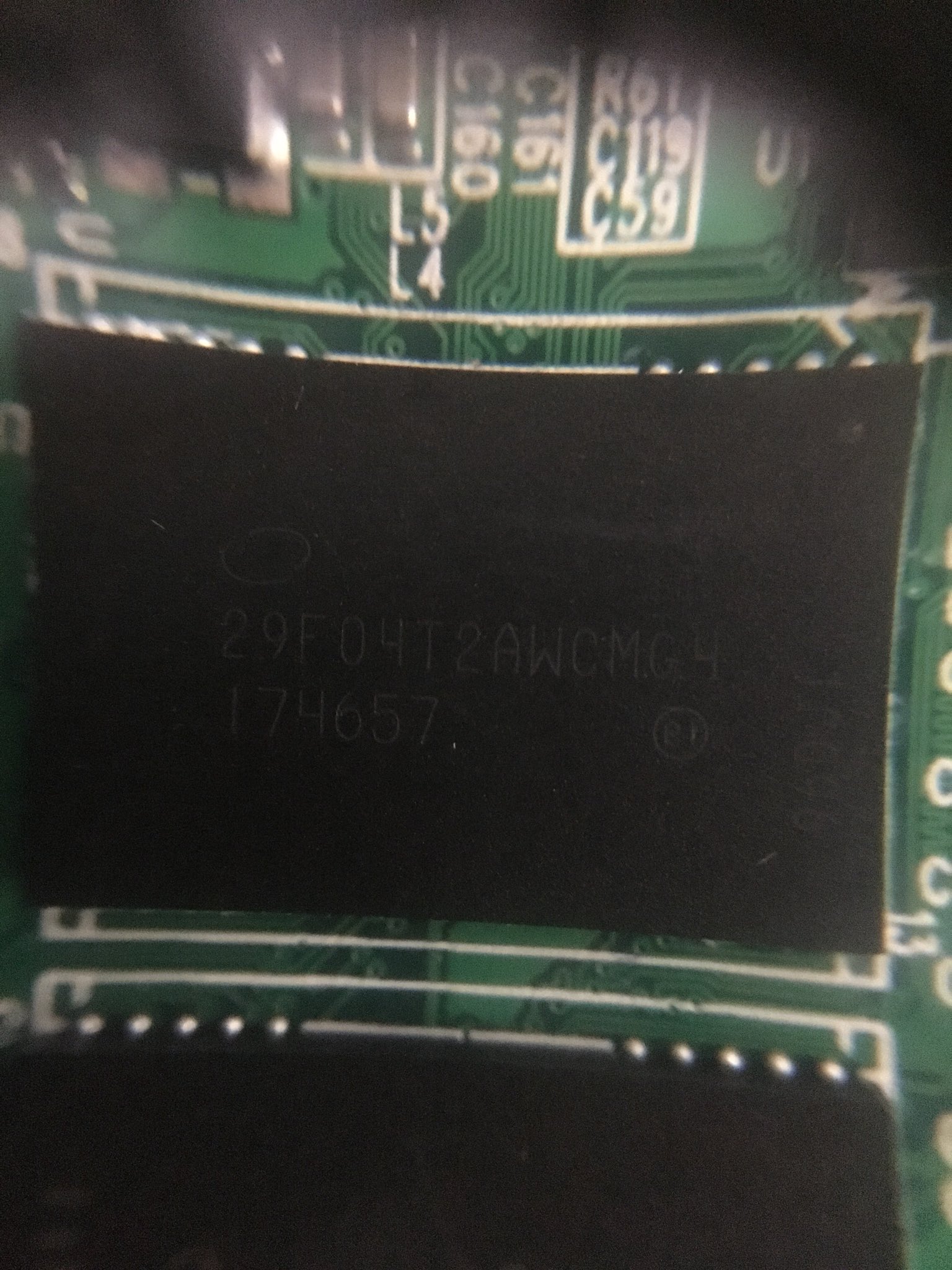 Pc修理廃人 On Twitter Suneast Se800 2tbですがnandチップは傷だらけで変な光沢があり最初はゴム皮でも付いているのかと思いましたが塗料のようなもので削れませんでした アセトンに付けて剥がれるか見てみます コントローラはmaxiotek Mas0902a B2cでdram