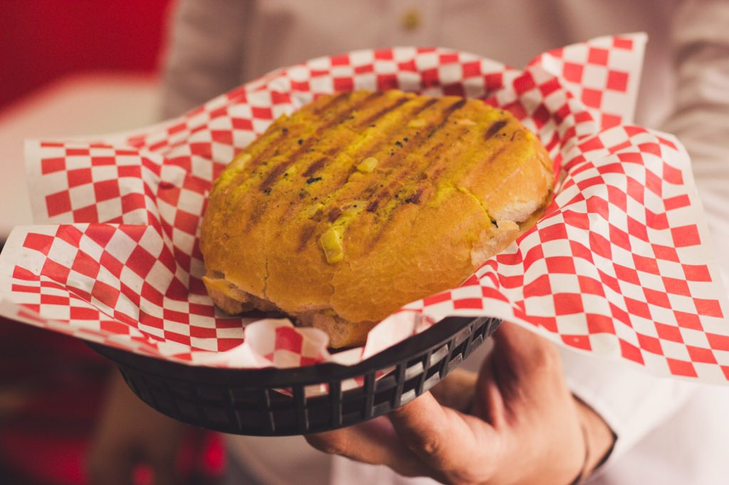 ConsumeCampeche's tweet photo. Conoce el emprendimiento de #GabrielRendon, #DoraditoCampeche 🌮🥤🥖enfocados en la venta de tortas y tacos con su receta especial "dorados por fuera", combinados de diferentes tipos de salsas al estilo Jalisco ➡️ https://t.co/SeG37zh0De

#ConsumeCampeche #ConsumeLocal https://t.co/HL0qc88Zmu
