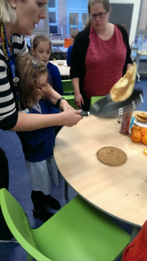 TMusselburgh's tweet photo. Great fun working with our #CommunityFoodConnection @FareShareUK~ groups for Pancake Day last week - Visited @WallyfordPS breakfast Club, @fasidefridge and Prestonpans to the homework club at @PennypitSport https://t.co/qiQ587diSo