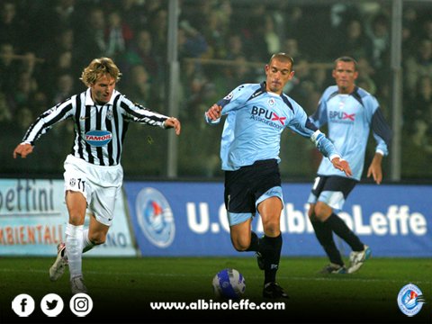 UCAlbinoLeffe's tweet photo. Il martedì è la giornata dei ricordi! 😍
It's #aLWall time! 🤩⚽️
Cosa vi ricorda questo scatto? 📸
Alcuni lo chiamavano il Capo, altri lo Zio... 🤔
Lasciate i vostri commenti ✍️ e like 👍 qui sotto! 👇🏼
#aLVintage 📺
#ForzaScècc 🤙
#ForzaaL 💙 https://t.co/i4DB1m1tRm