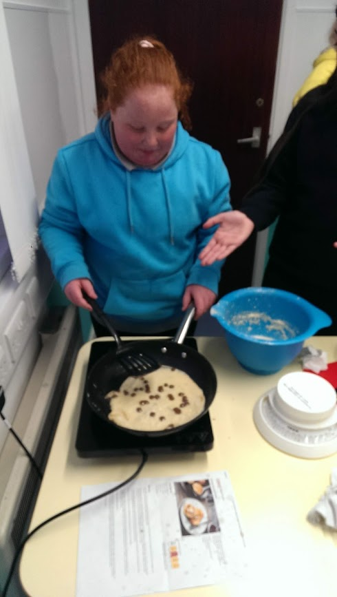 TMusselburgh's tweet photo. Great fun working with our #CommunityFoodConnection @FareShareUK~ groups for Pancake Day last week - Visited @WallyfordPS breakfast Club, @fasidefridge and Prestonpans to the homework club at @PennypitSport https://t.co/qiQ587diSo