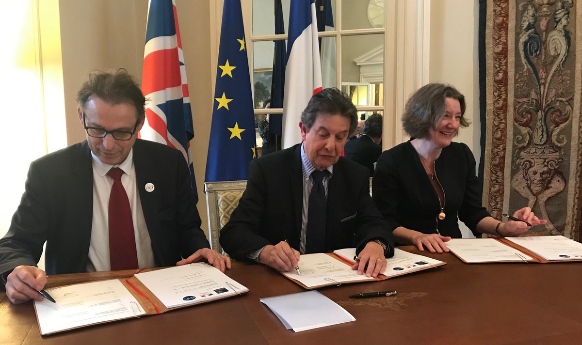 CNRS's tweet photo. Après 70 ans d’existence de la @MFOxford, l’accord signé entre le @CNRS, le MAE et l’@UniofOxford permettra de renforcer et d’étendre les liens entre les deux institutions partenaires, un symbole en ces temps troublés du #Brexit, estime Alain Schuhl, DG à la science du CNRS. https://t.co/VfR5DnHGHO