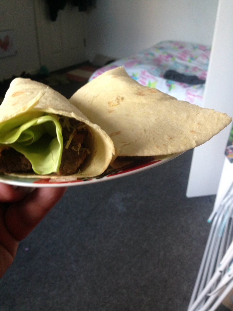 Martyncook5's tweet photo. Home made tortilla wraps with beef cheese lettuce and the beef been mixed with herbs , garlic, salt and pepper for flavour 🙂🙂🙂🙂🙂🙂🙂@Cov90Sarah @jcovers63 @AidenHatfield @ https://t.co/cskWUzP42x