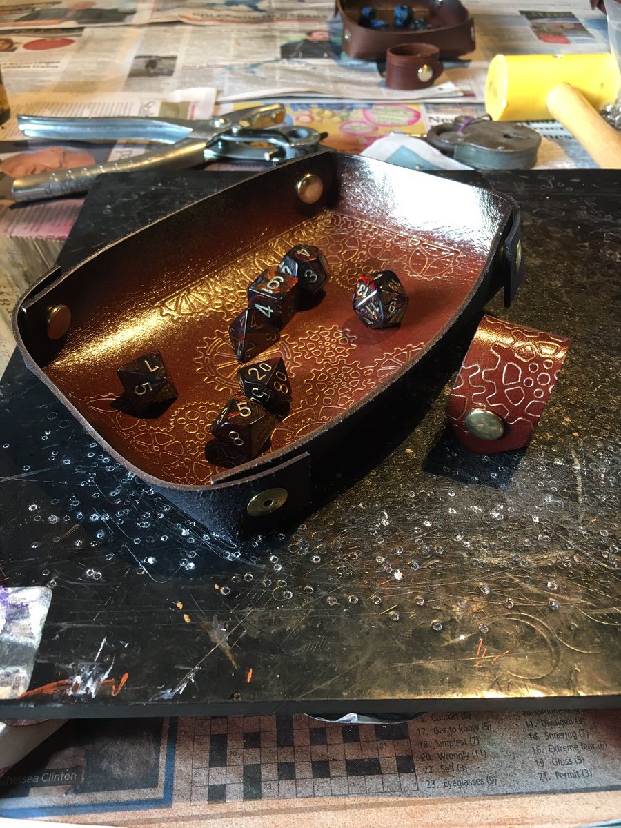 ThornlessRoseUK's tweet photo. So I nearly have a batch of Rollup #DiceTrays ready to be released in to the wild. Just waiting for a leather conditioner to arrived so I can work in a bit more flex for that #rollingaction
Yes, they are different sets of #dice, they are all mine, okay I may have a problem #DnD https://t.co/GdB0Lboahi