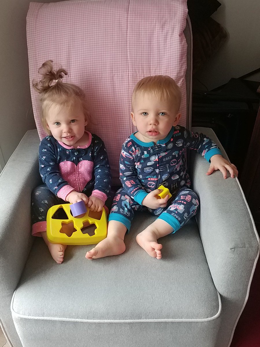 arjhTeacher_SHM's tweet photo. #dare2chair #StrahanAndSara their favorite spot and my favorite chair accessories https://t.co/CRGMtxTdoB