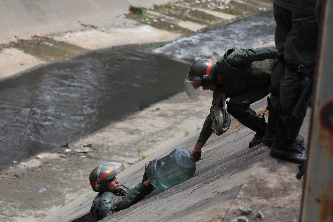 AnonymousVene10's tweet photo. Tampoco tienen agua? 
No les llega el servicio de Miraflores o fuerte tiuna? 
Entonces qué defienden? https://t.co/wnYvuCN4CF