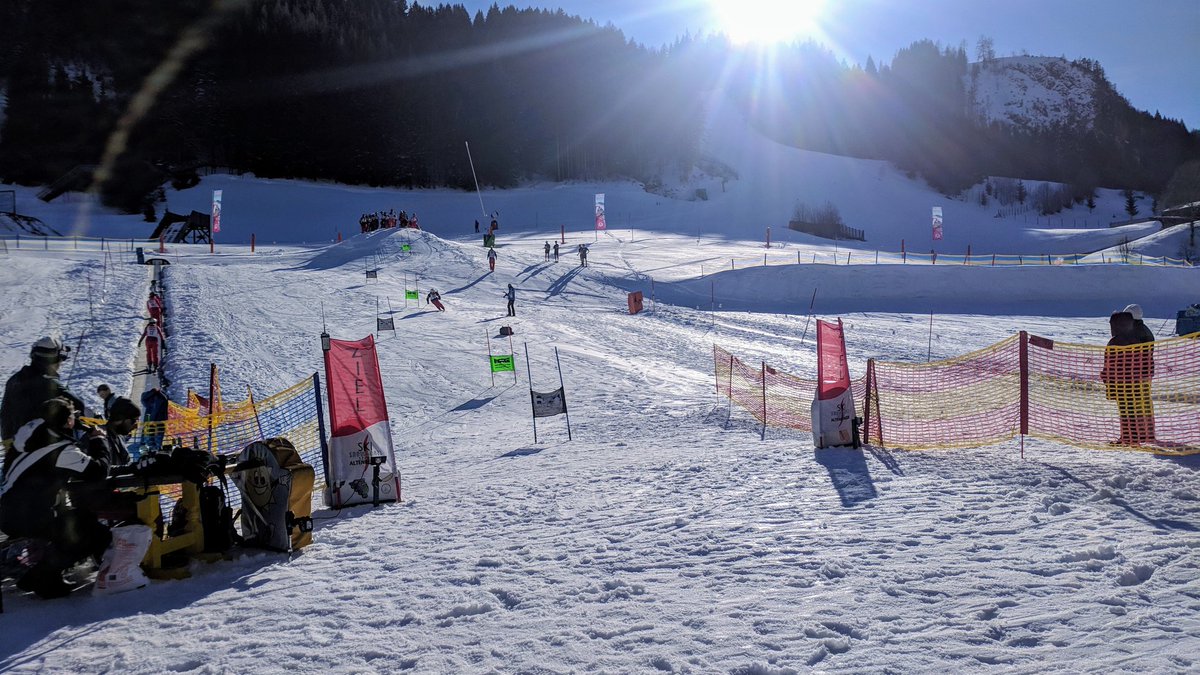 BandtheBtrip's tweet photo. Foto van de ski-lehrer rennen toen deze nog enigszins normaal verliepen...
Er kwam een moment dat het creatiever werd: achterstevoren, een snowboard aan elke voet, skies achterstevoren aan, iemand op de nek, een persoon die door twee anderen als slee werd gebruikt, etc. 🎿☠️❤️ https://t.co/XtK5lraHVo