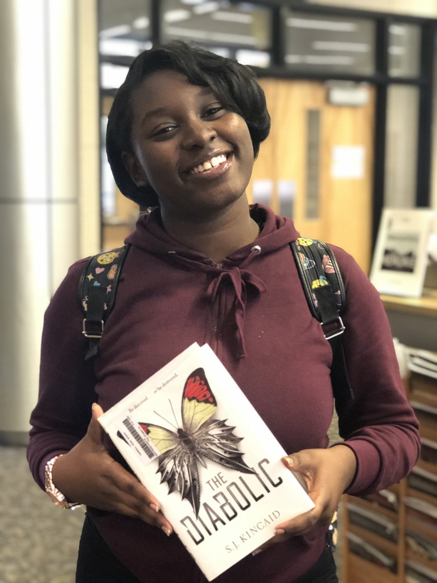 MediaCenter_CHS's tweet photo. Making quick stops during lunch for a good book! 
#CHSisthebest https://t.co/8EdoTu9jYD