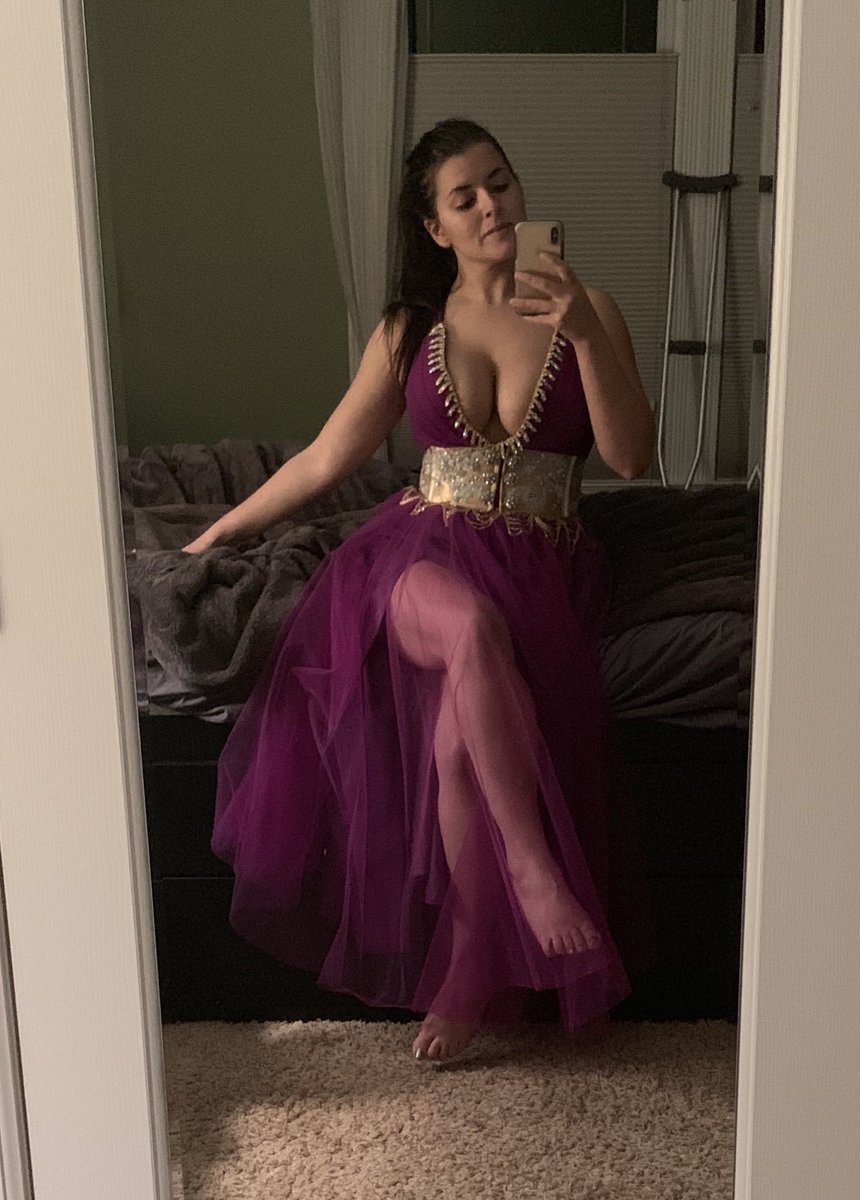 When Jesse suggested a plunge backless dress I panicked a bit because  support as a large chested woman is always a concern, but I tried out the  @misseskissesxo bra and it works