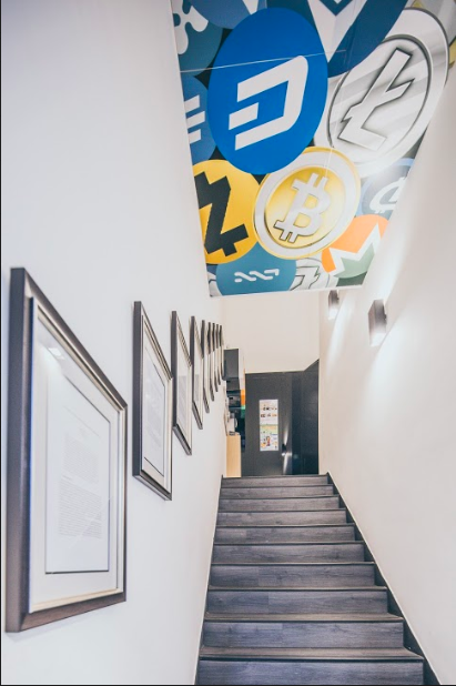 staatsdruckerei's tweet image. ‼️ Uwe Trummer von unserem YOUNIQX-Team und Leo Weese von der Bitcoin Association of Hongkong diskutierten vergangenen Freitag die Herausforderungen von Paper Wallets.
Sie sind nicht mit dem Internet verbunden – somit sicher vor Angriffen.
#crypto #hkblockchainweek #chainlock