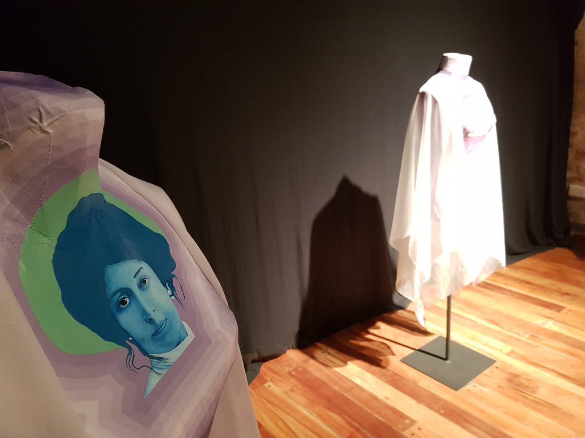 Junto a <a href="/YaconisIsabel/">Isabel Yaconis</a> y <a href="/ReyesFernanda/">Fernanda Reyes</a> dejamos instalado el "Banco Rojo", como parte de la campaña internacional contra los femicidios. "Por un mundo donde seamos socialmente iguales, humanamente diferentes y totalmente libres". Rosa Luxemburgo