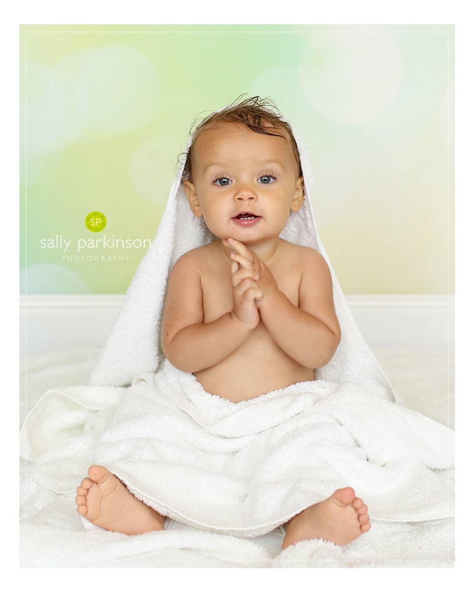 SalPPhotography's tweet photo. All nice and clean and cosy after her splashy bath https://t.co/KAXuf6apnI #birthdayexperience #1stbirthday #naturallight #logcabinstudio #braintree #essexcakesmash #oneyearold https://t.co/gGdYxoXGeo