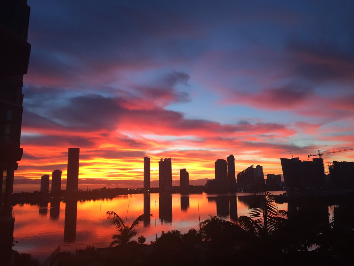 GildaSt's tweet photo. @Lin_Manuel Sunrise in Miami... https://t.co/cmrJ2lvkj7