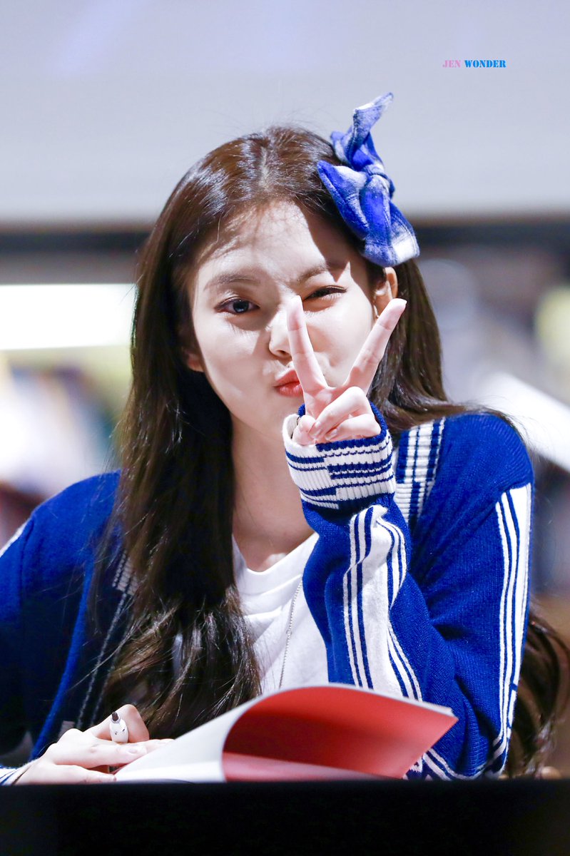 JENWONDER_COM's tweet photo. 💌
🐱🍀🌸
#BLACKPINK #블랙핑크 #JENNIE #제니 https://t.co/tuCKjEVIdQ