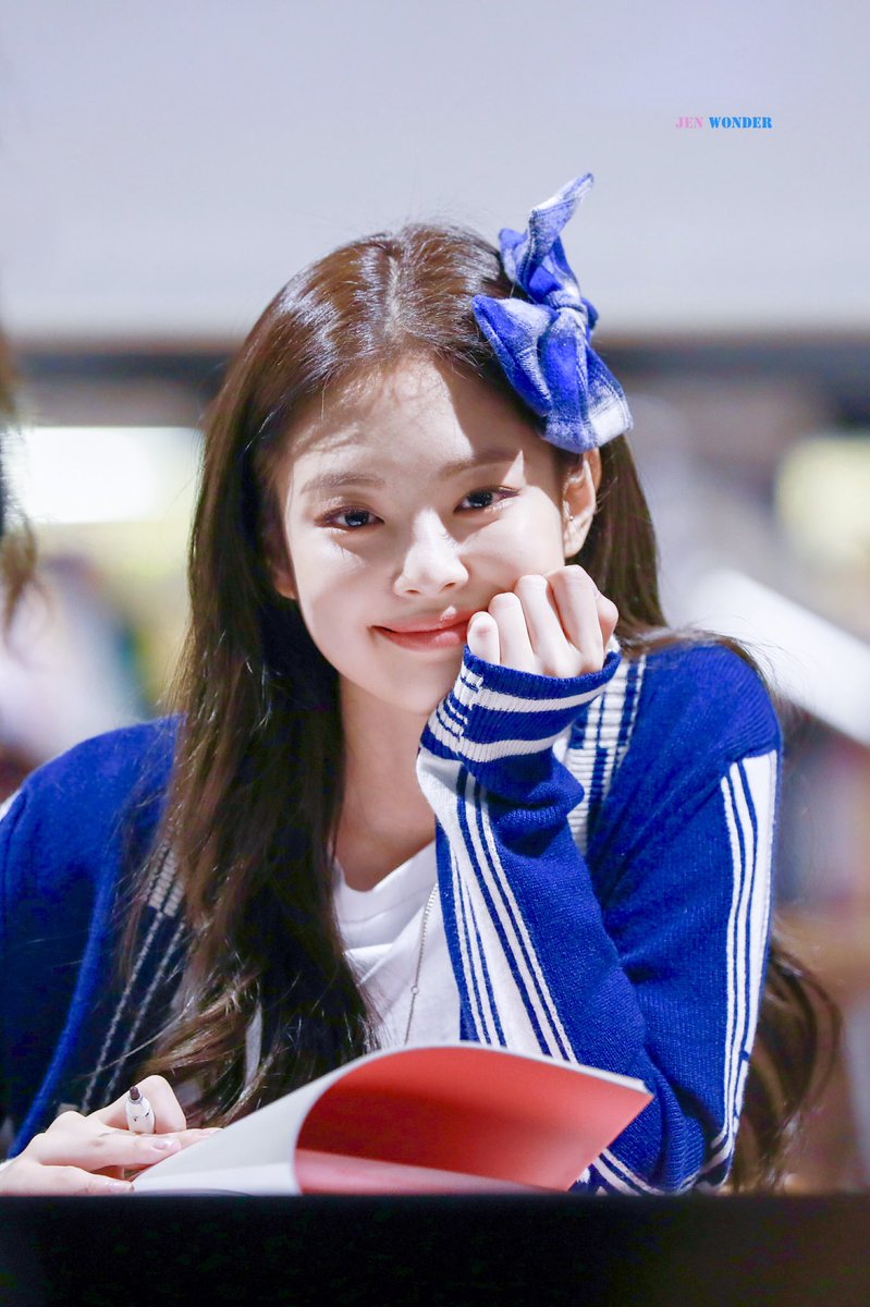 JENWONDER_COM's tweet photo. 💌
🐱🍀🌸
#BLACKPINK #블랙핑크 #JENNIE #제니 https://t.co/tuCKjEVIdQ