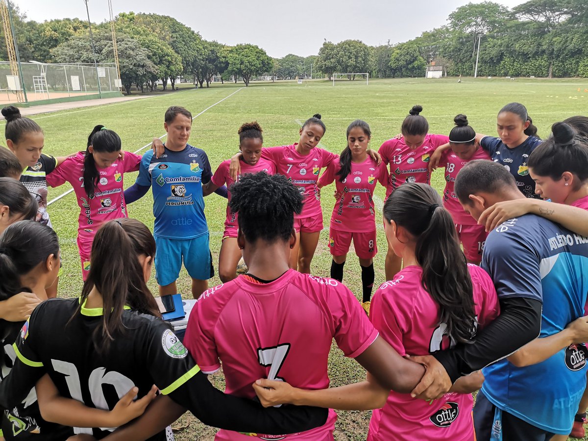enrenovacionfem's tweet photo. Poniendo nuestro entrenamiento en manos de Dios, iniciamos nuestra sesión. #PretemporadaDelCampeón #LasLibertadoras https://t.co/gXUcTEDQT2