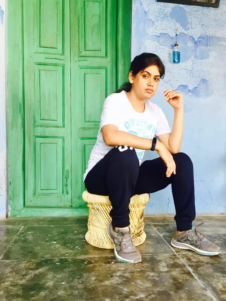 mumbaipriya361's tweet photo. In anger mood..... looking more chubby, is itt😝🤣
#atworkplace #shootmode #attitude #lovebeingbusy #photoshooting #anytimeanywhere 😊 https://t.co/chbz1GDPX3