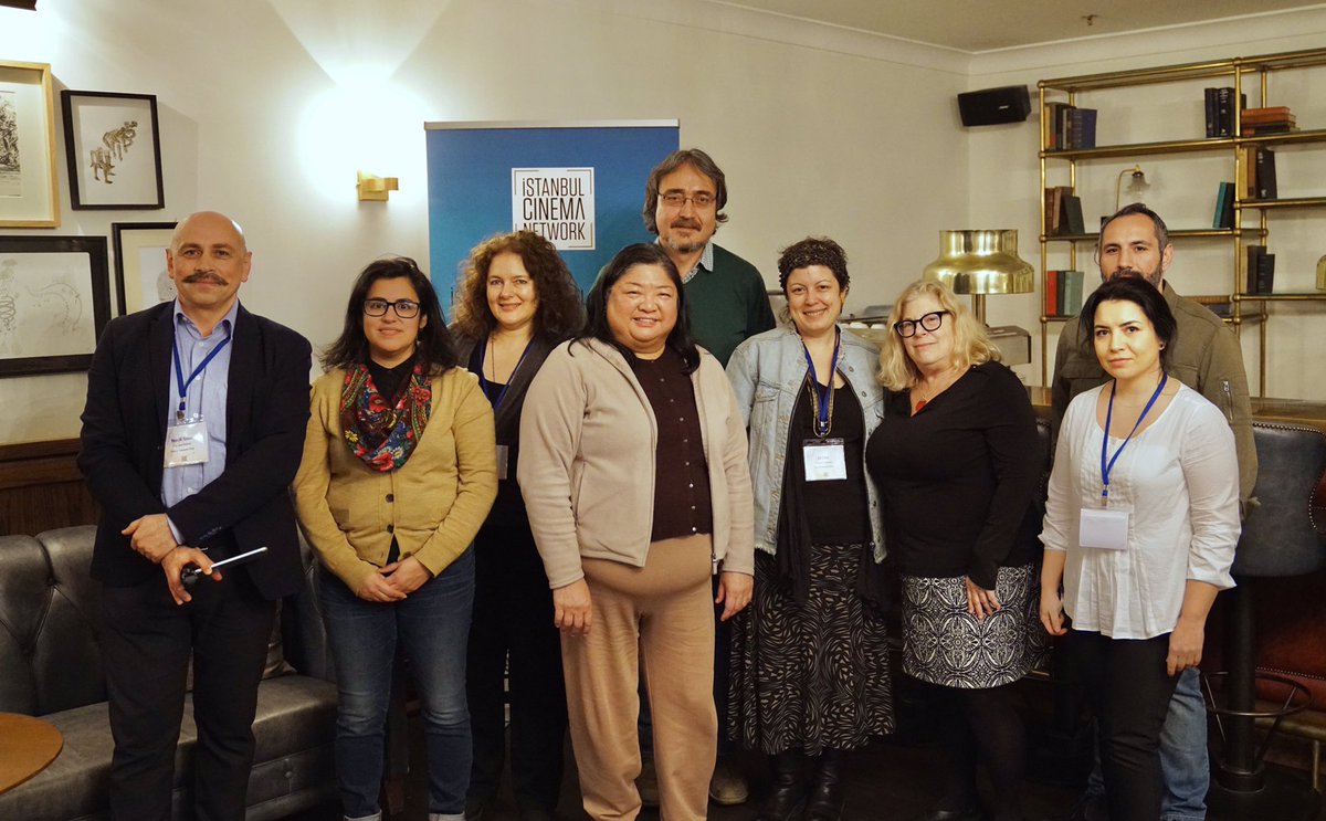 IDA, Tribeca Film Institute ve Women Make Movies’in katıldığı etkinliğimizin ilk günü sona erdi. Paylaştıkları değerli bilgiler ve katılımları için Claire Aguilar, Monika Navarro ve Debra Zimmerman’a çok özel teşekkürler. <a href="/IDAorg/">International Documentary Association (IDA)</a> <a href="/TribecaFilmIns/">Tribeca Film Institute</a> <a href="/womenmakemovies/">Women Make Movies</a>  <a href="/YeniFilmFonu/">Yeni Film Fonu</a>