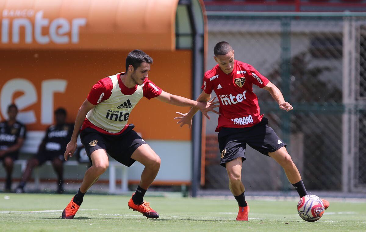 SaoPauloFC's tweet photo. Na manhã desta terça-feira (12), Mancini esboçou a escalação do Tricolor para o Choque-Rei. Teve trabalho físico, atenção ao setor ofensivo e ajustes táticos no CT Barra Funda 💪🇾🇪

Saiba mais: https://t.co/poQfM5Cw6l https://t.co/bpboHkpwCa