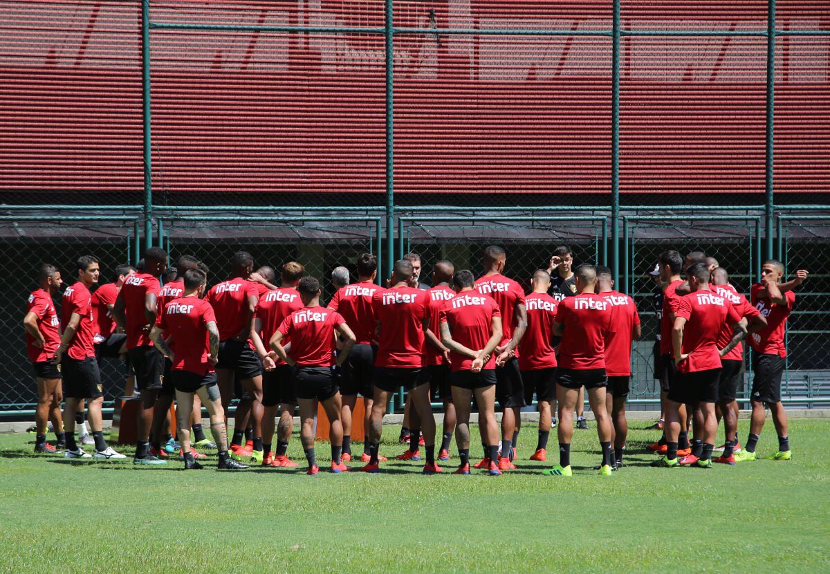 SaoPauloFC's tweet photo. Na manhã desta terça-feira (12), Mancini esboçou a escalação do Tricolor para o Choque-Rei. Teve trabalho físico, atenção ao setor ofensivo e ajustes táticos no CT Barra Funda 💪🇾🇪

Saiba mais: https://t.co/poQfM5Cw6l https://t.co/bpboHkpwCa