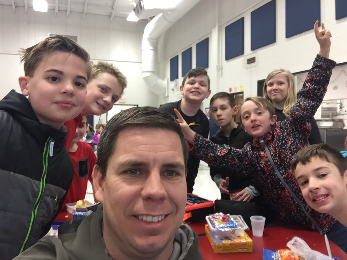 SCE_porter's tweet photo. Talking sports and spring break vacations.#dragonsdinetogether #scesoars https://t.co/NSw6Pvrgwo