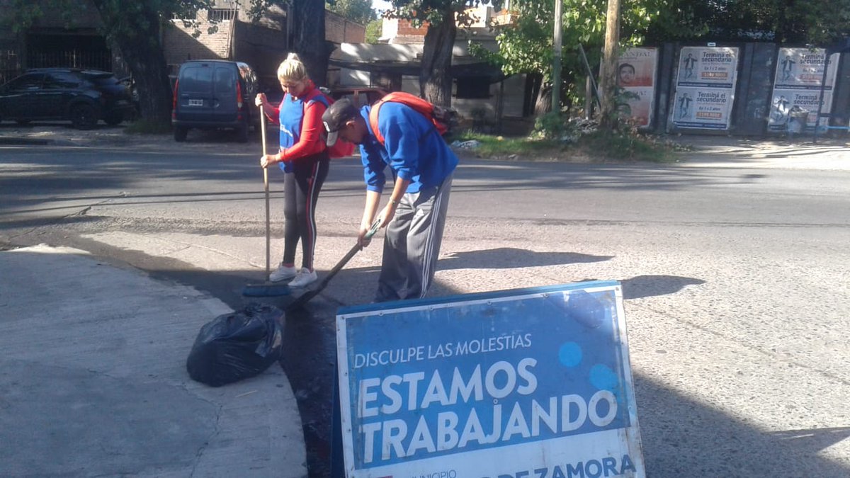 LomasOeste's tweet photo. Tareas de barrido y limpieza de Las Heras, Santa Fe y Colombres
@minsaurralde 
@MunicipioLdeZ 
@LomasOeste 
#LomasEnMovimiento
#OrgulloDeSerDeLomas https://t.co/5kpkKIFgUn