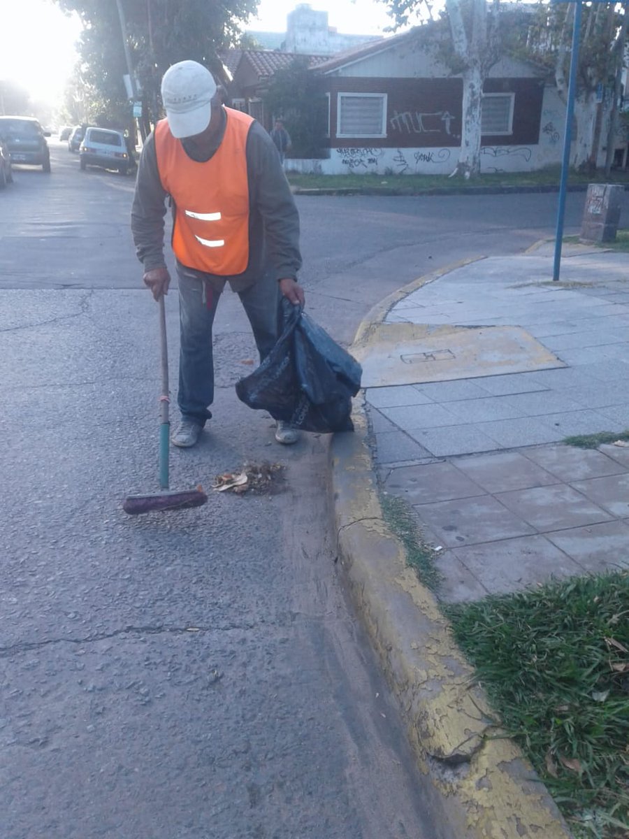 LomasOeste's tweet photo. Tareas de barrido y limpieza de Boedo, Paso y Portela
@minsaurralde 
@MunicipioLdeZ 
@LomasOeste 
#LomasEnMovimiento
#OrgulloDeSerDeLomas https://t.co/pPKjSBlaXI