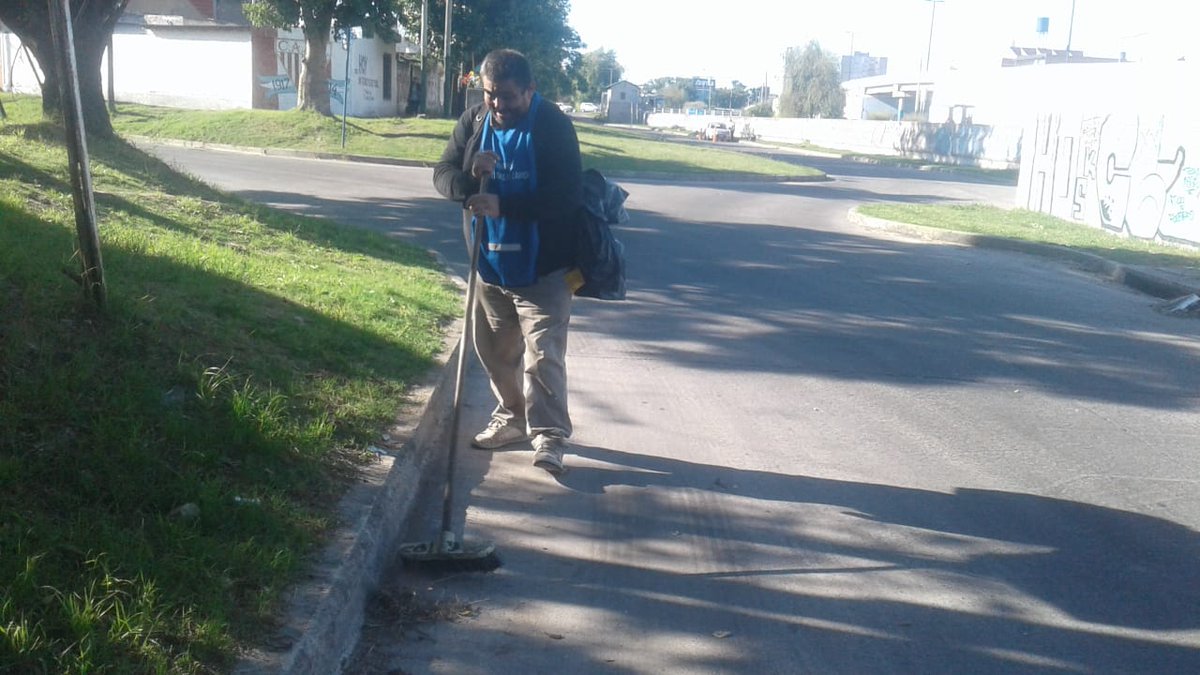 LomasOeste's tweet photo. Tareas de barrido y limpieza de Toscanini, Mascagni y Colectora del Camino Presidente Perón
Barrio Laprida
@minsaurralde 
@MunicipioLdeZ 
@LomasOeste 
#LomasEnMovimiento
#OrgulloDeSerDeLomas https://t.co/dNiorAI7Dh
