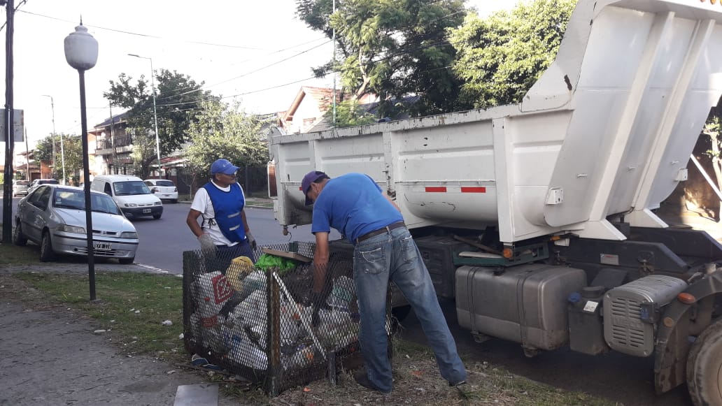 LomasOeste's tweet photo. Tareas de recolección de montículos y limpieza de cestos de residuos en Avenida Frías y Garona Barrio Obrero
@minsaurralde 
@MunicipioLdeZ 
@LomasOeste 
#LomasEnMovimiento
#OrgulloDeSerDeLomas https://t.co/FjbqMSkU5t