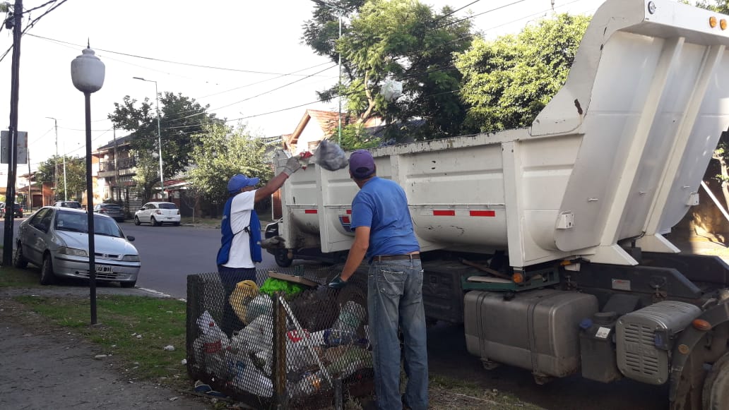LomasOeste's tweet photo. Tareas de recolección de montículos y limpieza de cestos de residuos en Avenida Frías y Garona Barrio Obrero
@minsaurralde 
@MunicipioLdeZ 
@LomasOeste 
#LomasEnMovimiento
#OrgulloDeSerDeLomas https://t.co/FjbqMSkU5t