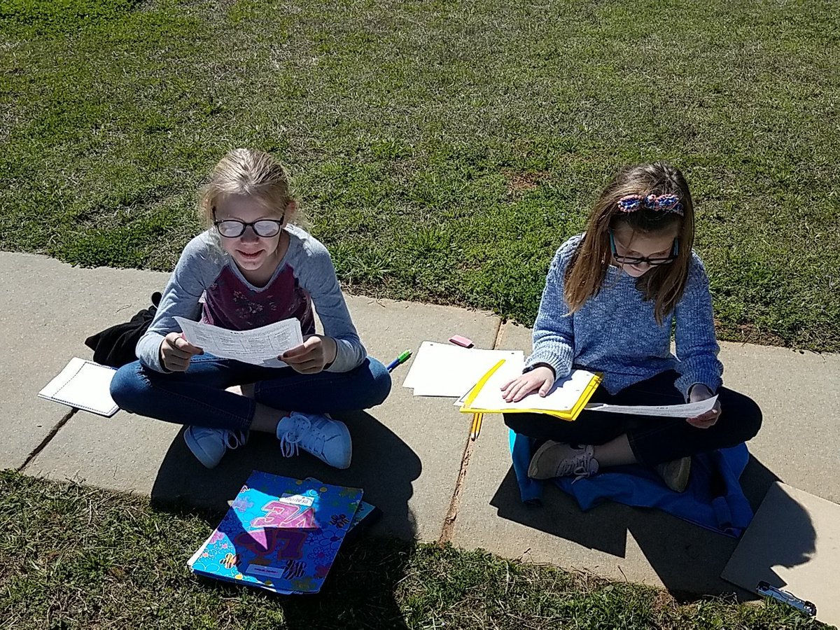 MrsSlaton4's tweet photo. Enjoying some outdoor classroom time! #onehope https://t.co/enJmh2nyXE