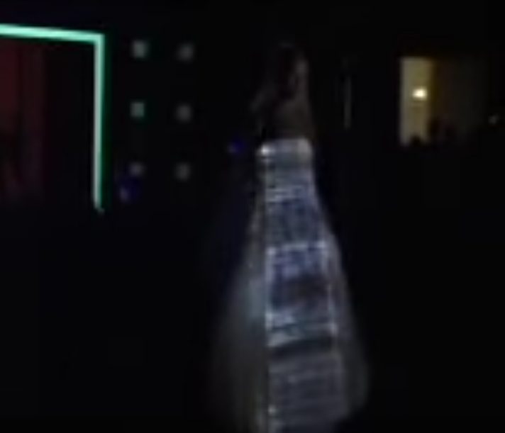 brochiertech's tweet photo. #MonSouvenirDesAnnées90 ? La toute première robe de mariée lumineuse en fibres optiques, par Olivier Lapidus et (ce qui deviendra !) @brochiertech.
#LightexInside
(et sinon, les pogs 😉) https://t.co/yVhefAWB4V