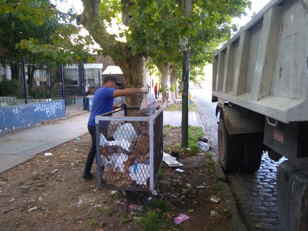LomasOeste's tweet photo. Tareas de recolección de montículos y limpieza de cestos de residuos en la Escuela 21 y Jardin 901 Barrio Lomas de Zamora Centro
@minsaurralde 
@MunicipioLdeZ 
@gastonlassalle
@LomasEducacion
@epidotes
@LomasOeste 
#LomasEnMovimiento
#OrgulloDeSerDeLomas https://t.co/Q7xaBTuFCC