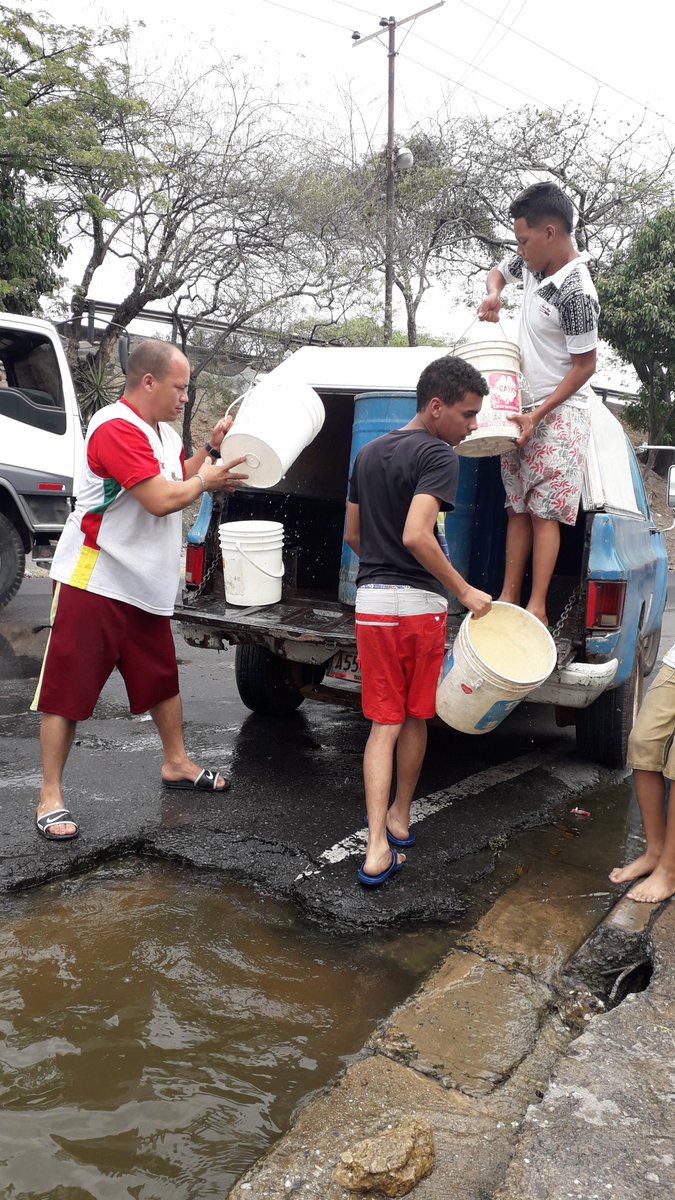 Comunidades adyacentes al distribuidor Los Samanes llenan sus bidones de agua proveniente de un pozo que está en la carretera producto de una tubería sin reparar.