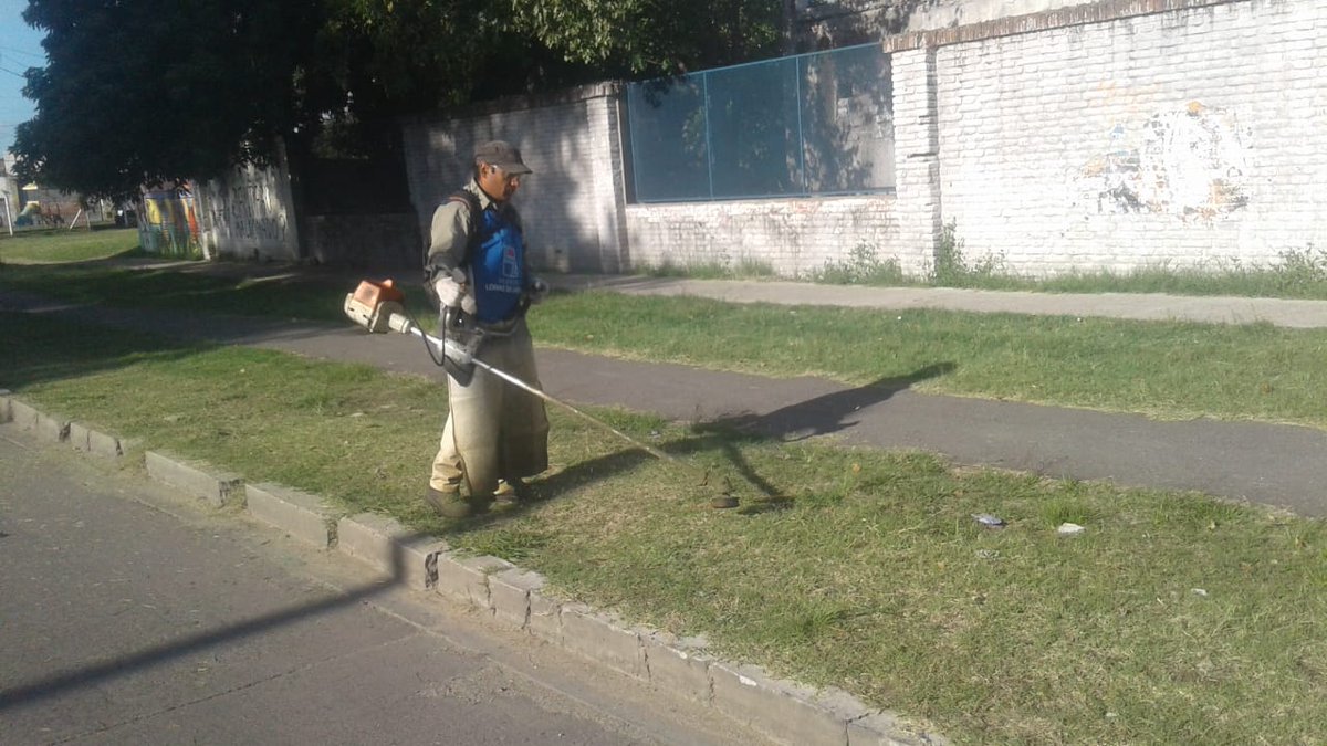 LomasOeste's tweet photo. El Delegado Municipal Gabriel Gago dialogo con nuestro vecino durante las tareas de Corte de Césped en Avenida 12 de Octubre Barrio de Tribunales
@minsaurralde 
@MunicipioLdeZ 
@LomasOeste 
#LomasEnMovimiento
#OrgulloDeSerDeLomas https://t.co/pm5GSLbiSA