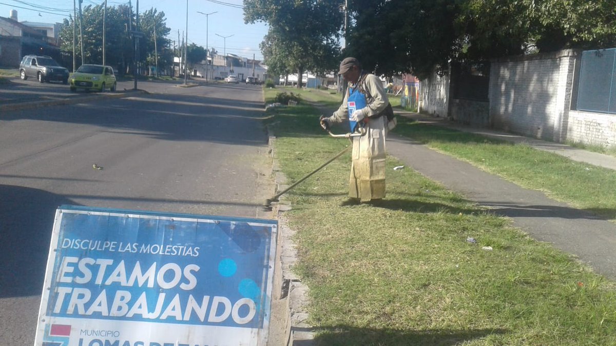 LomasOeste's tweet photo. El Delegado Municipal Gabriel Gago dialogo con nuestro vecino durante las tareas de Corte de Césped en Avenida 12 de Octubre Barrio de Tribunales
@minsaurralde 
@MunicipioLdeZ 
@LomasOeste 
#LomasEnMovimiento
#OrgulloDeSerDeLomas https://t.co/pm5GSLbiSA