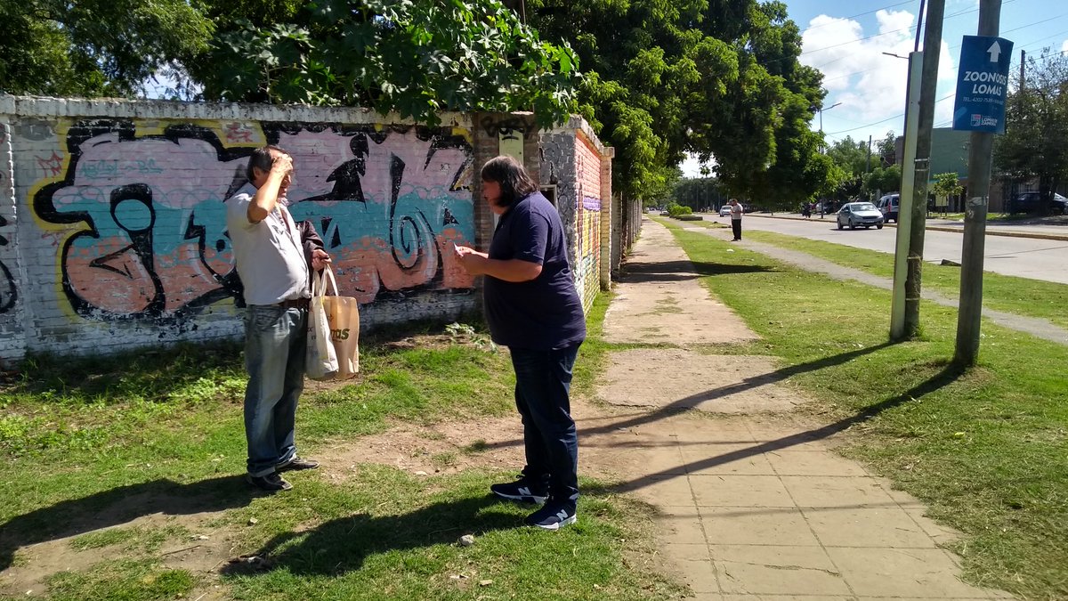 LomasOeste's tweet photo. El Delegado Municipal Gabriel Gago dialogo con nuestro vecino durante las tareas de Corte de Césped en Avenida 12 de Octubre Barrio de Tribunales
@minsaurralde 
@MunicipioLdeZ 
@LomasOeste 
#LomasEnMovimiento
#OrgulloDeSerDeLomas https://t.co/pm5GSLbiSA