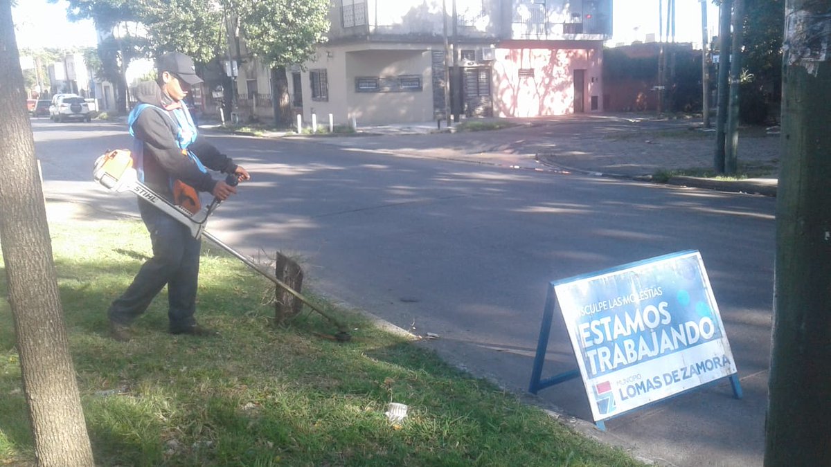 LomasOeste's tweet photo. El Delegado Municipal Gabriel Gago dialogo con nuestro vecino durante las tareas de Corte de Césped en Avenida Las Heras
Barrio Lomas de Zamora Centro
@minsaurralde 
@MunicipioLdeZ 
@LomasOeste 
#LomasEnMovimiento
#OrgulloDeSerDeLomas https://t.co/LogA5MrMhi